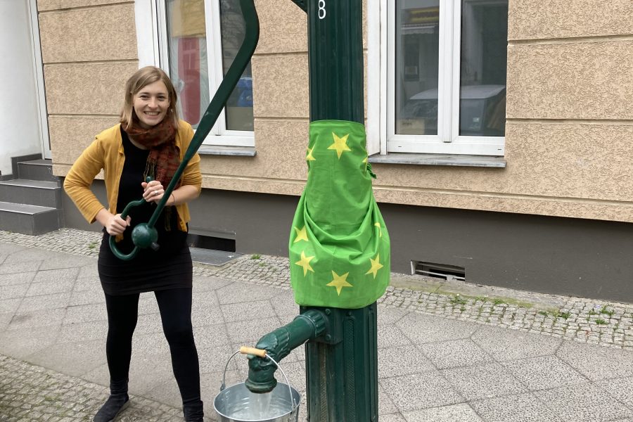 Hanna bei einer Gießaktion im Kiez