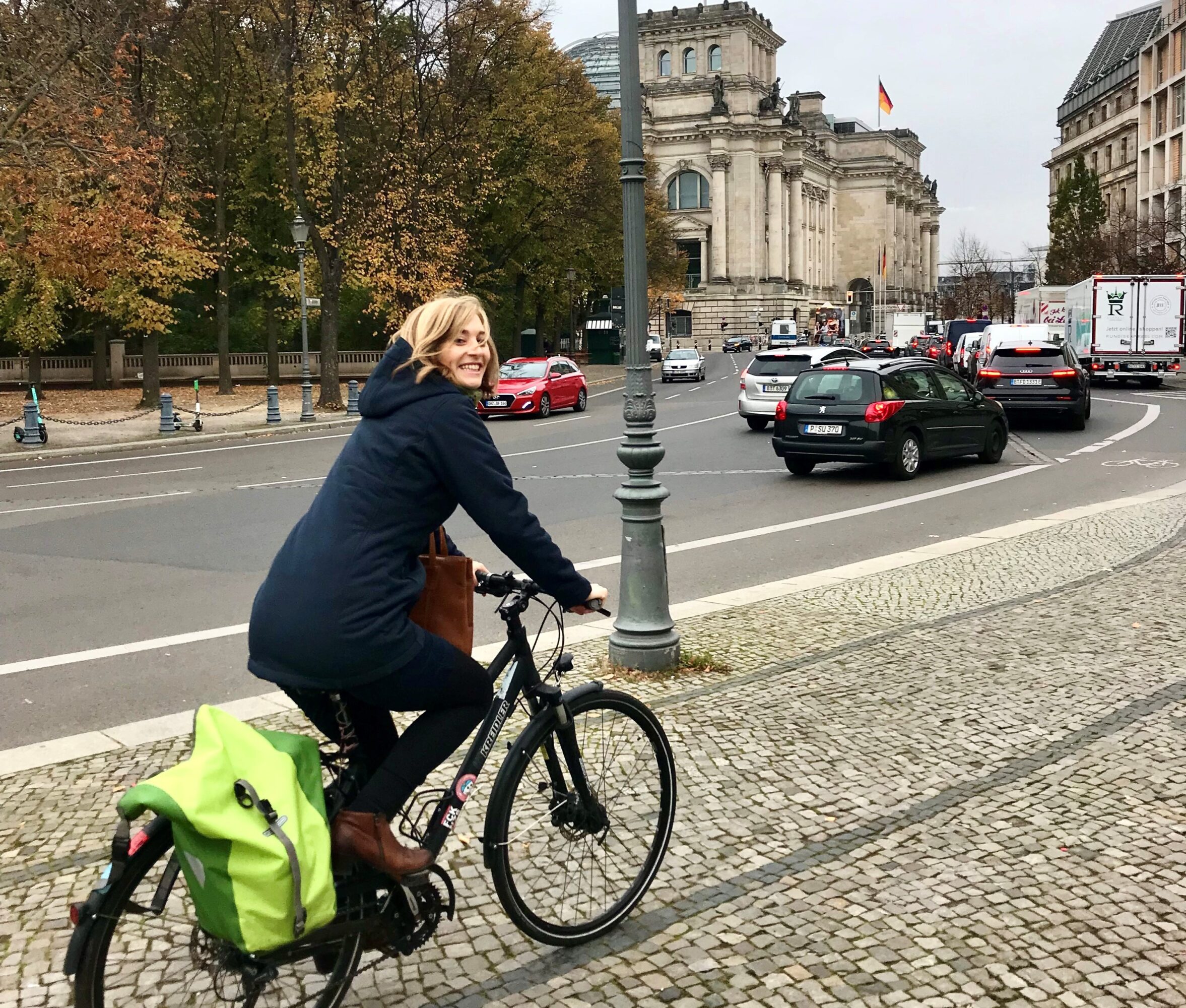 Hanna auf dem Fahrrad vor dem Reichstagsgebäude