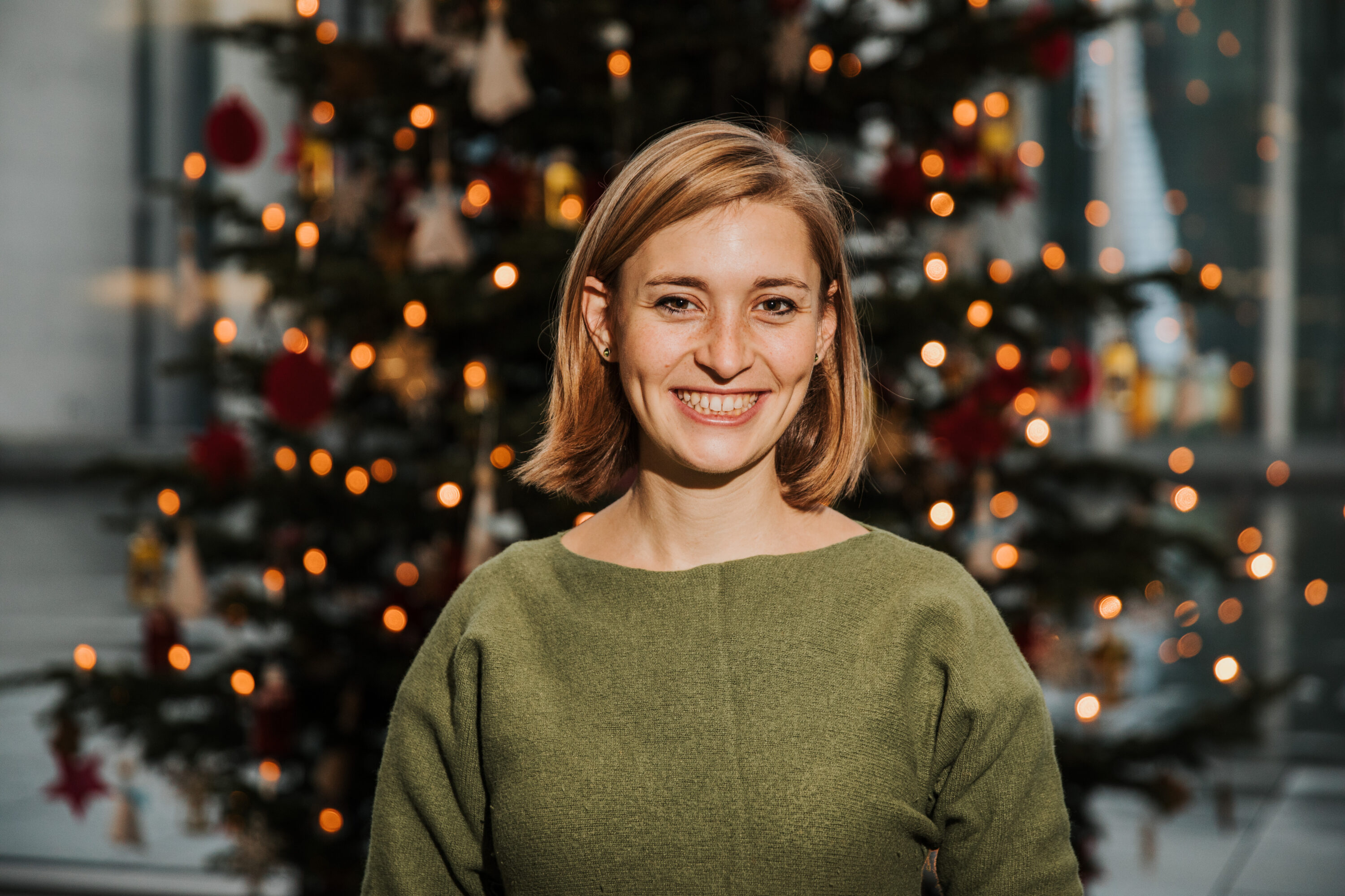 Hanna Steinmüller vor einem Weihnachtsbaum