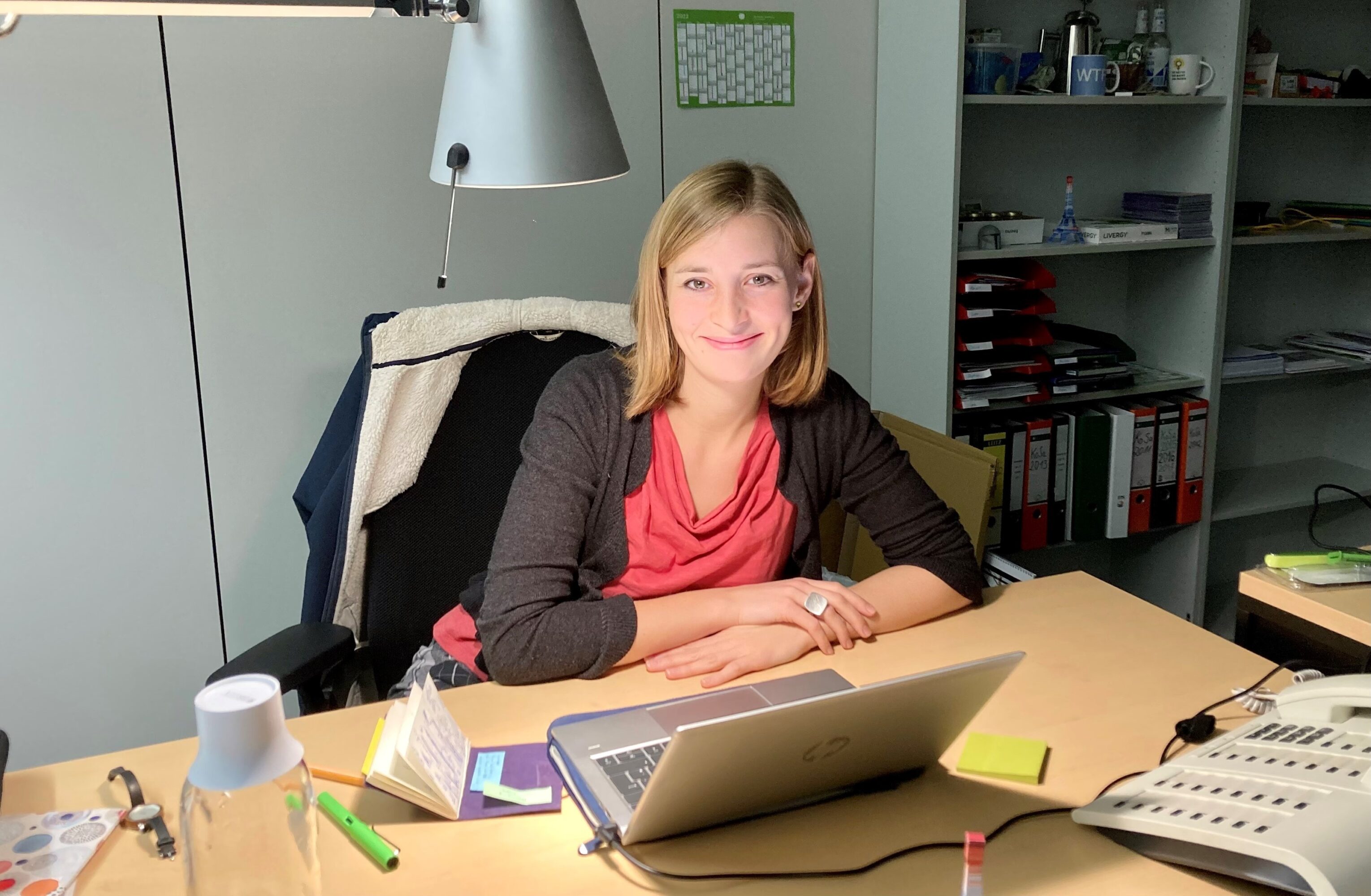 Hanna Steinmüller am Schreibtisch im Büro