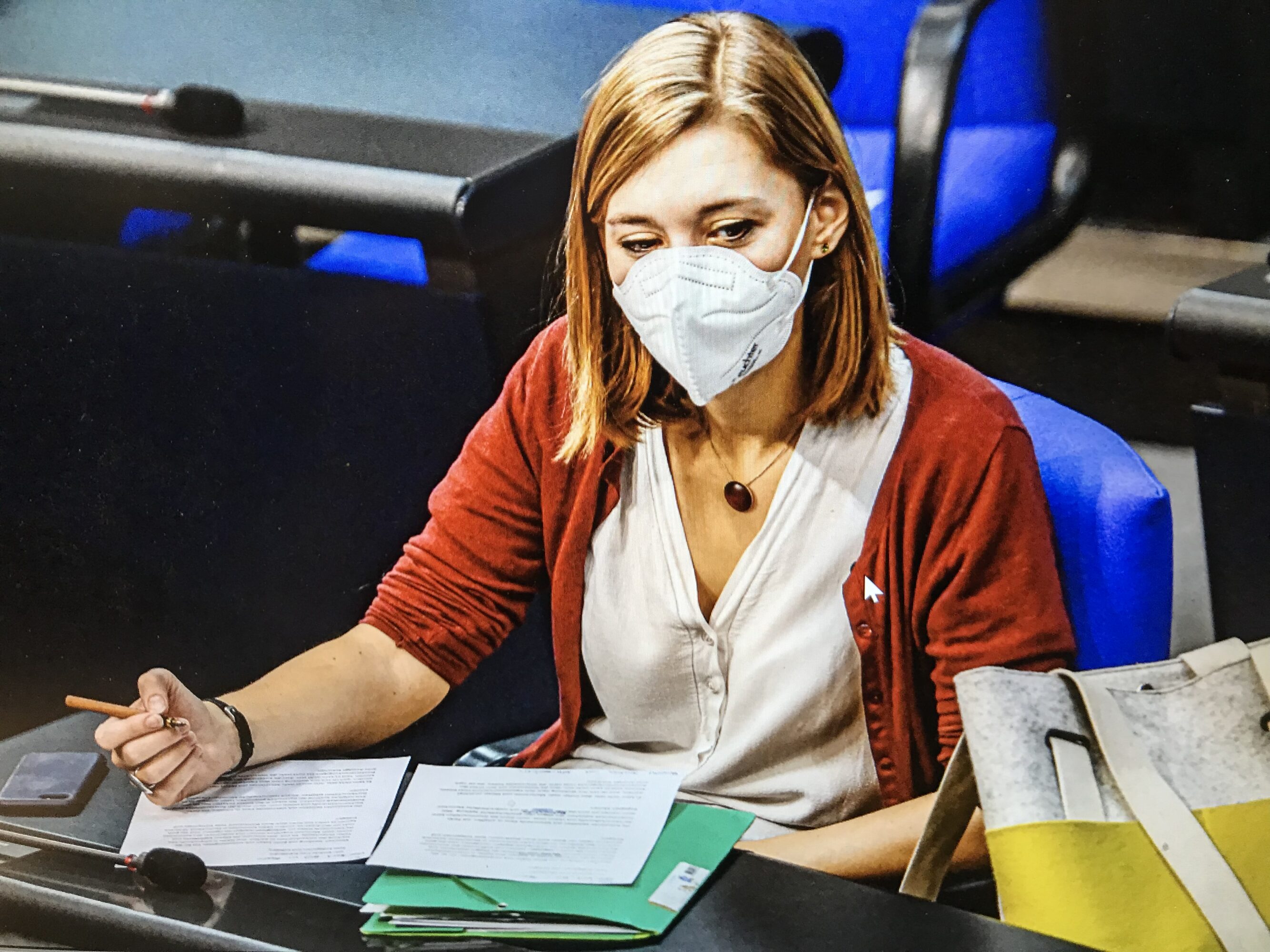 Hanna Steinmüller an einem der Tische im Plenarsaal