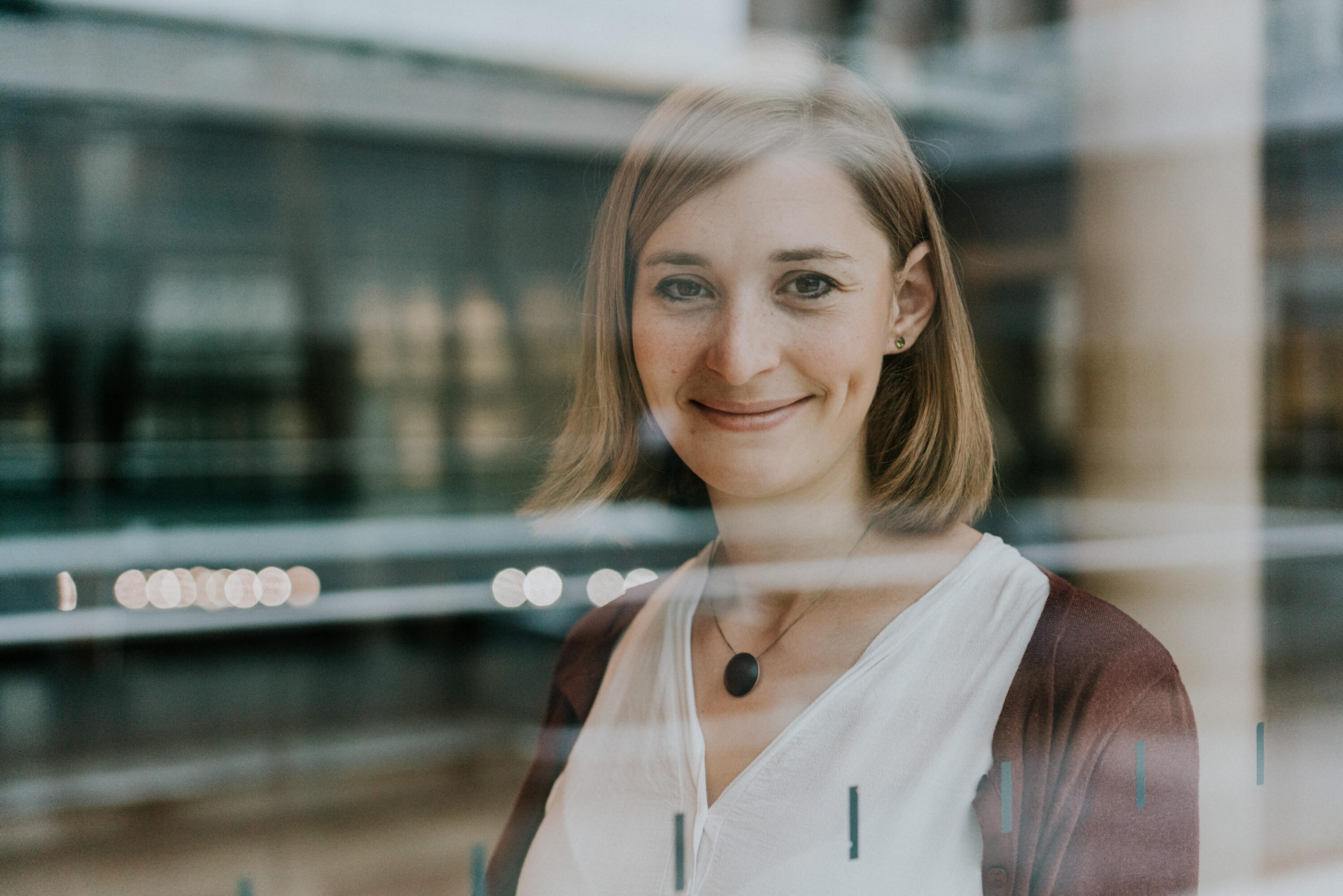 Hanna Steinmüller hinter einer Scheibe