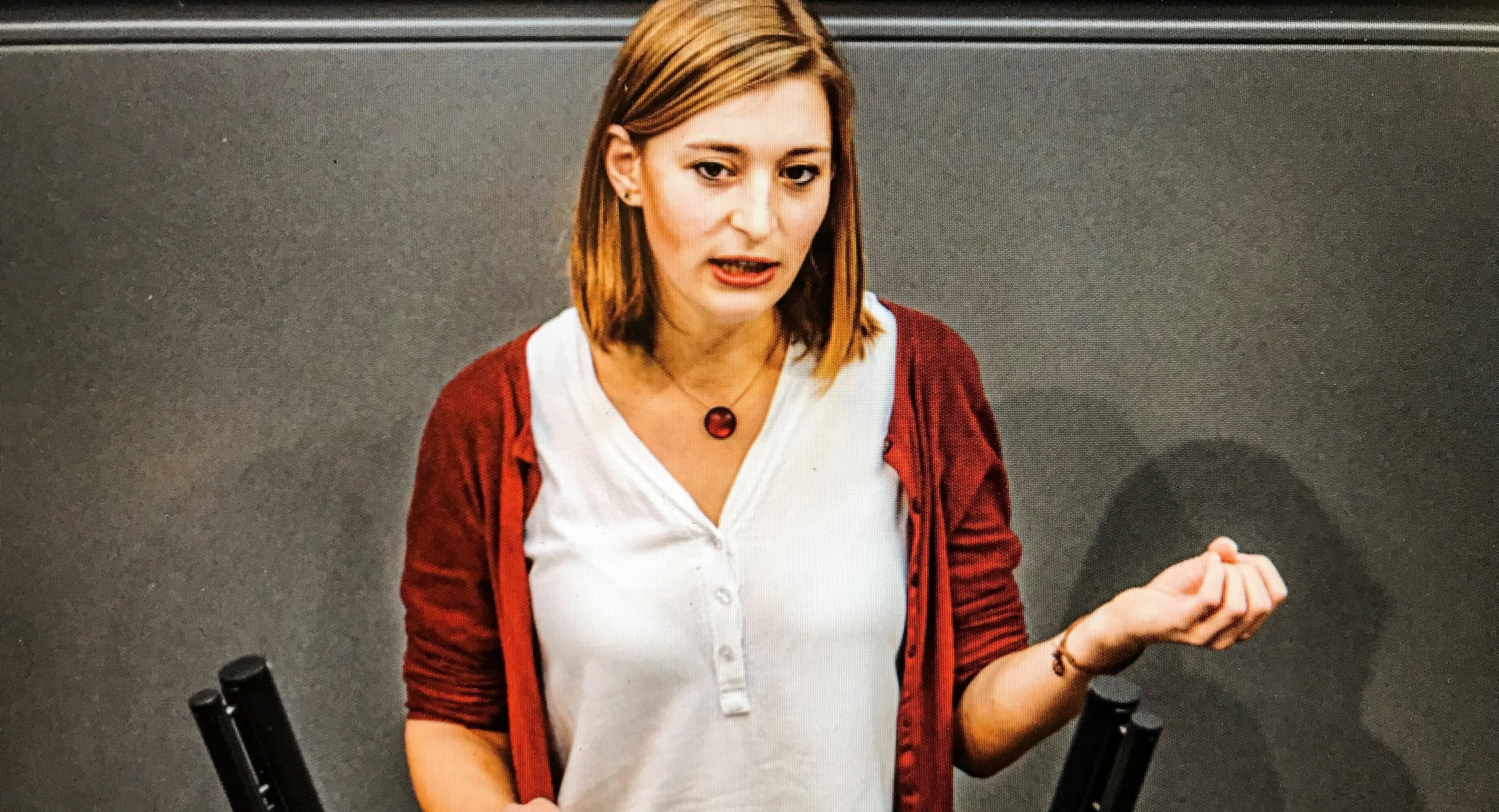 Hanna Steinmüller am Rednerpult des Plenarsaals des Deutschen Bundestags