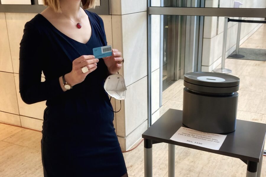 Hanna Steinmüller bei der Stimmabgabe im Deutschen Bundestag