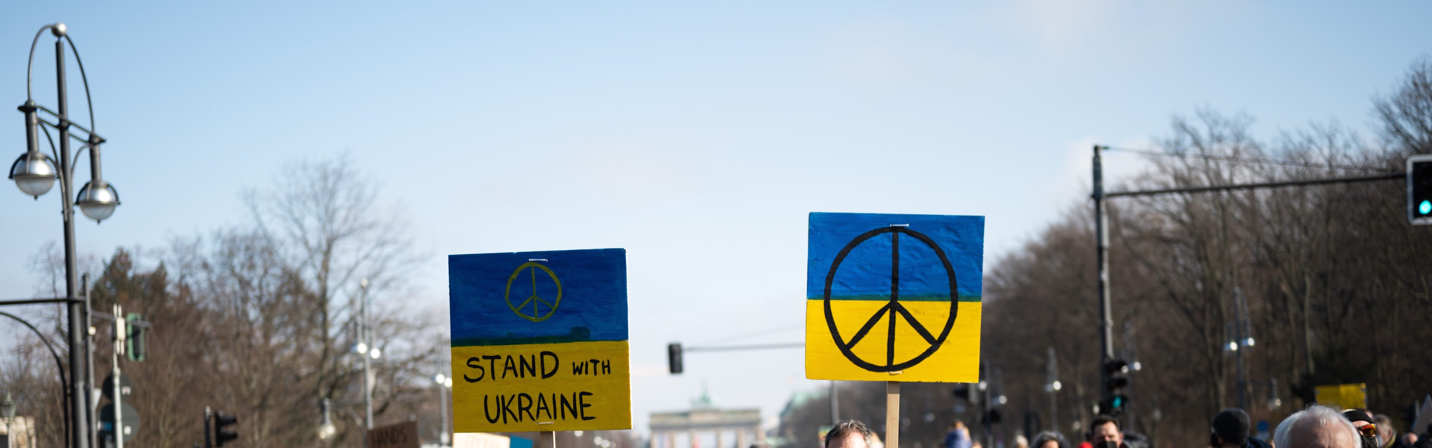 Schilder auf einer Demo gegen den Russland-Ukraine-Krieg
