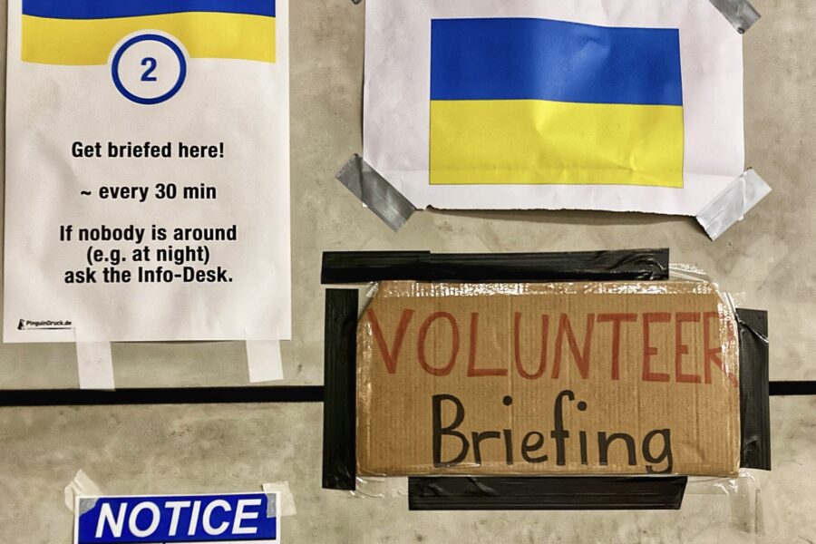 Beschilderung zur Hilfe von Flüchtenden aus der Ukraine