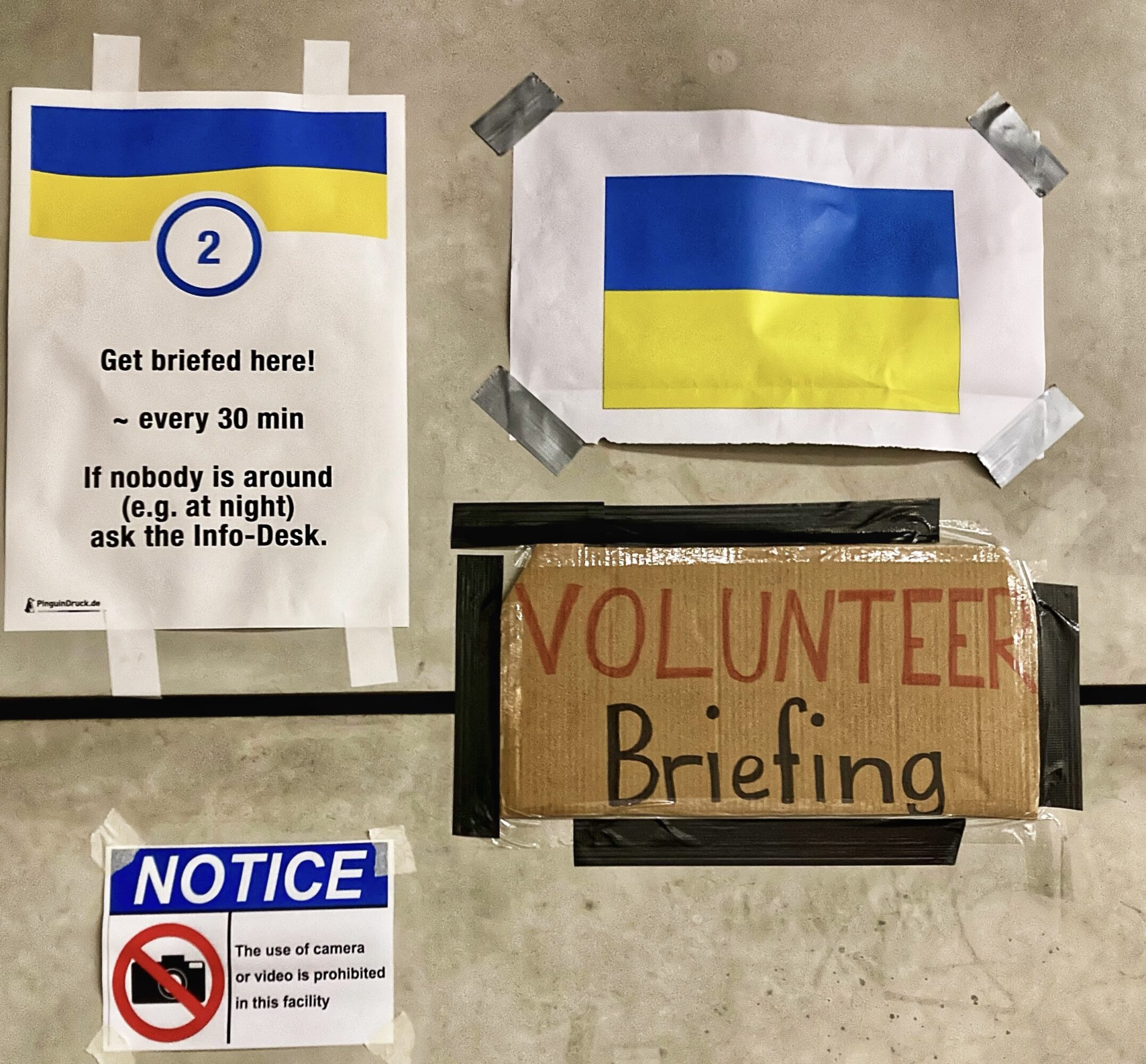 Beschilderung zur Hilfe von Flüchtenden aus der Ukraine