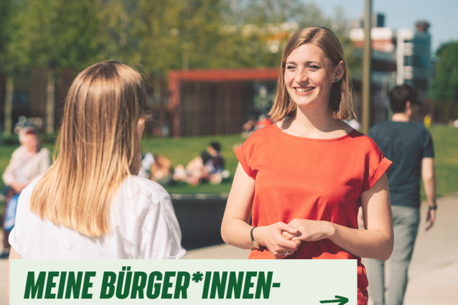 Hanna Steinmüller im Gespräch im Park