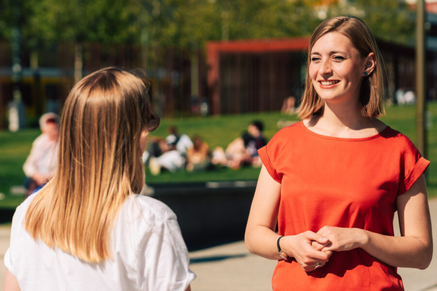 Hanna im Gespräch im Park