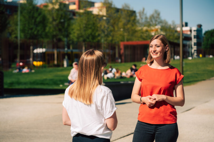 Hanna Steinmüller im Gespräch im Park