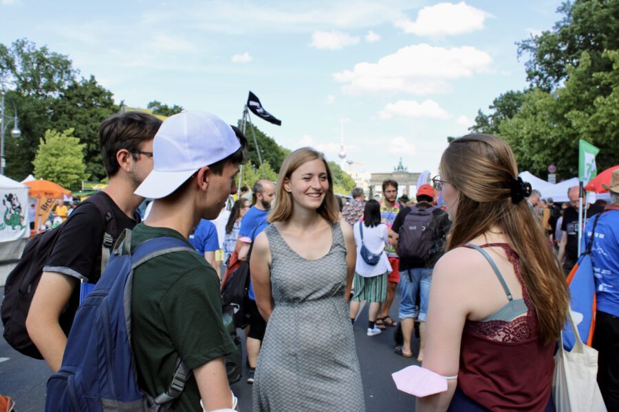 Hanna Steinmüller auf einer Demo im Gespräch
