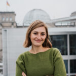 Hanna Steinmüller vor dem Paul-Löbe-Haus und dem Reichstagsgebäude
