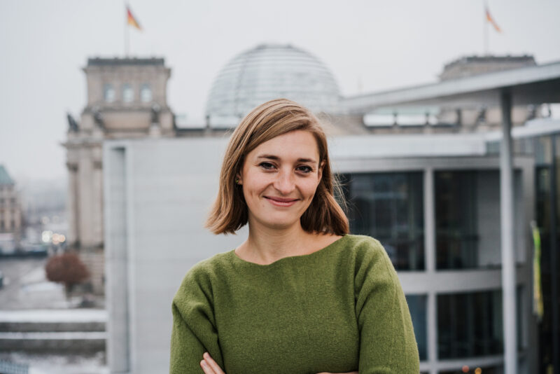 Hanna Steinmüller vor dem Paul-Löbe-Haus und dem Reichstagsgebäude