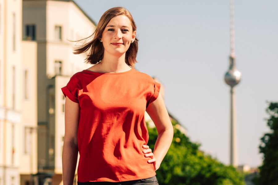 Hanna Steinmüller vor dem Fernsehturm