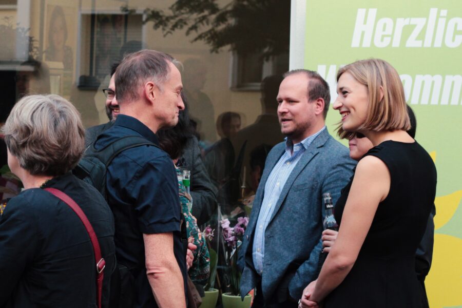 Hanna Steinmüller im Gespräch bei ihrer Wahlkreisbüroeröffnung