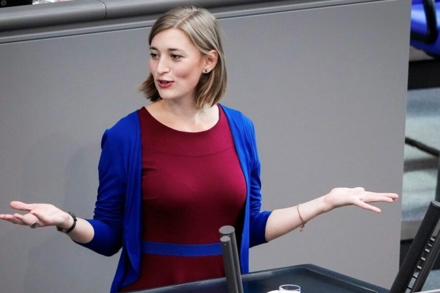 Hanna Steinmüller hinter dem Redepult des Deutschen Bundestags