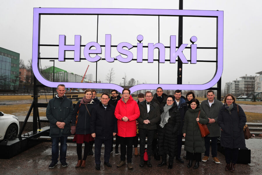 Hanna Steinmueller und eine Gruppe um Ministerin Klara Geywitz in Helsinki.