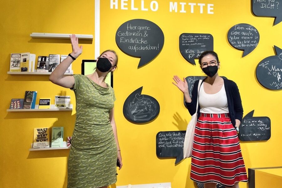 Hanna Steinmueller und Tuba Bozkurt vor einer gelben Wand.