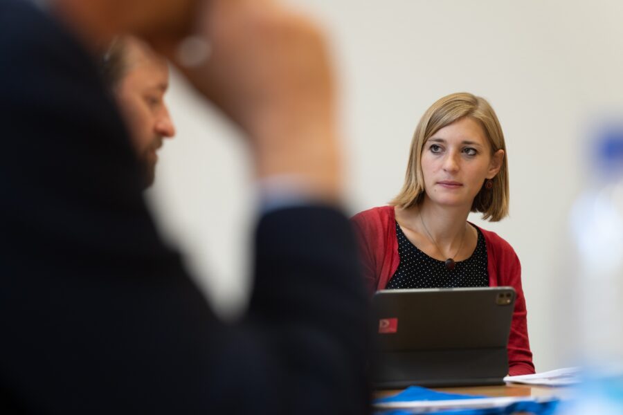 Bild von Hanna Steinmüller im Gespräch mit dem Mieterverein München