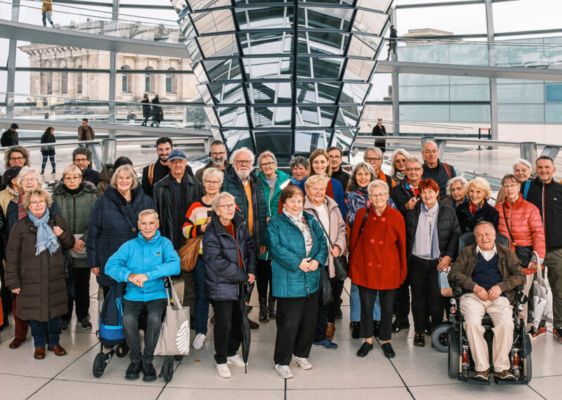 Eine Besucher*innengruppe mit Hanna Steinmüller in der Kuppel des Reichstagsgebäudes