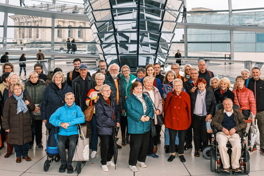 Eine Besucher*innengruppe mit Hanna Steinmüller in der Kuppel des Reichstagsgebäudes