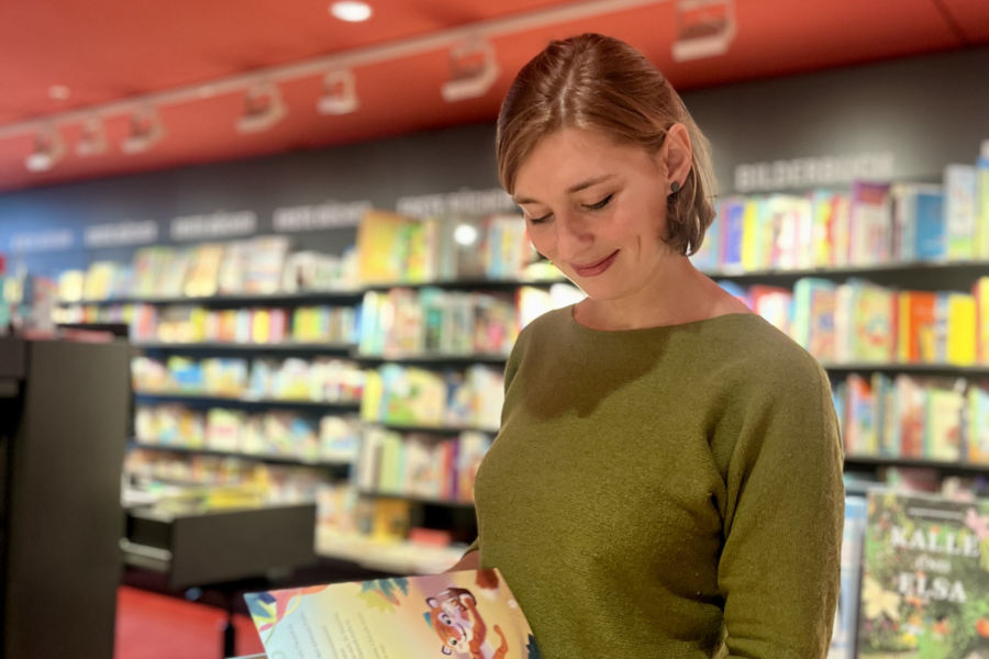 Hanna Steinmüller mit einem Buch in der Hand bei einem Besuch bei Dussmann