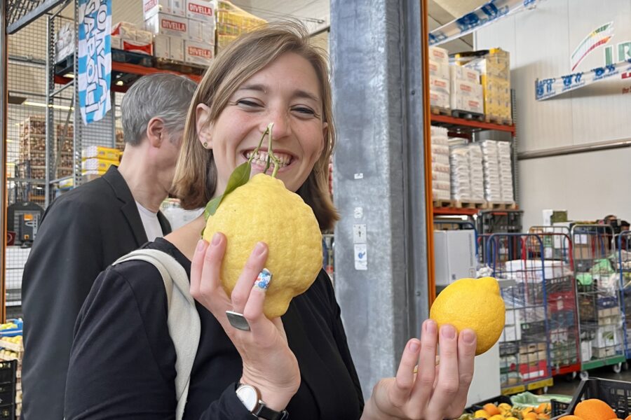 Hanna Steinmüller beim Besuch des Fruchthofs mit zwei Zitronen in der Hand.