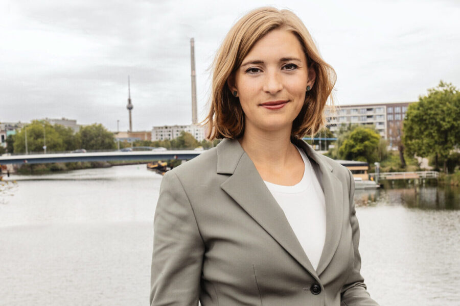 Hanna Steinmüller am Nordufer mit Wasser und Fernsehturm im Hintergrund
