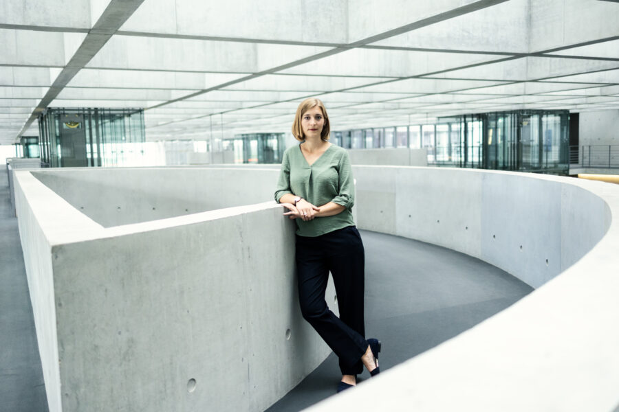 Hanna Steinmüller steht im Paul-Löbe-Haus