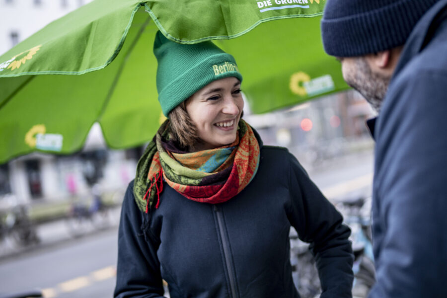 Hanna Steinmüller an einem Wahlkampfstand im Winter.